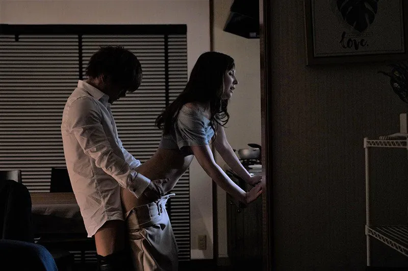 Sếp đi công việc, cậu nhân viên đến nhà nắc bà xã ông ấy