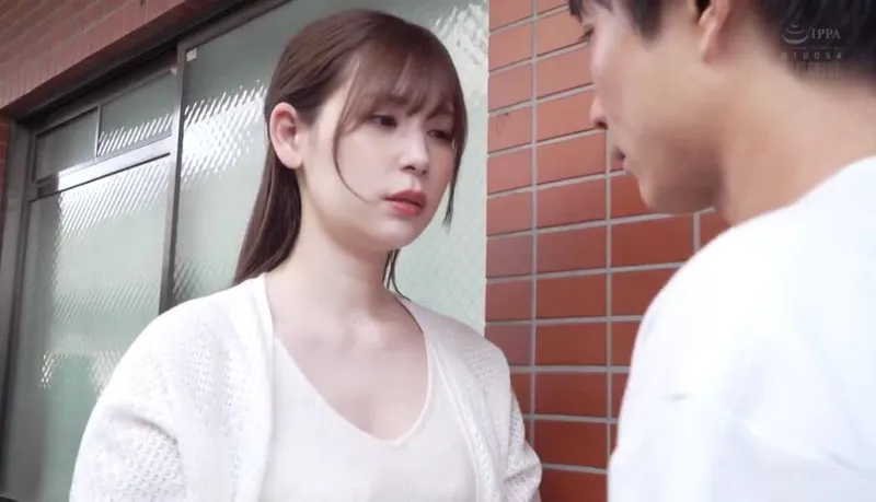 Chồng yêu tẻ nhạt, vợ yêu nhận ra cậu thanh niên nhà kề bên tốt hơn