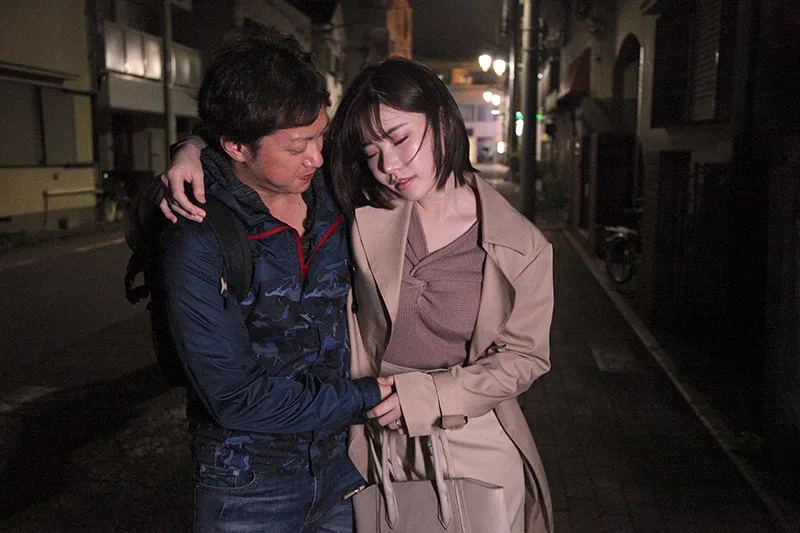 đưa cô nhân viên nữ nhậu say xỉn vì cãi nhau với người chồng về nhà